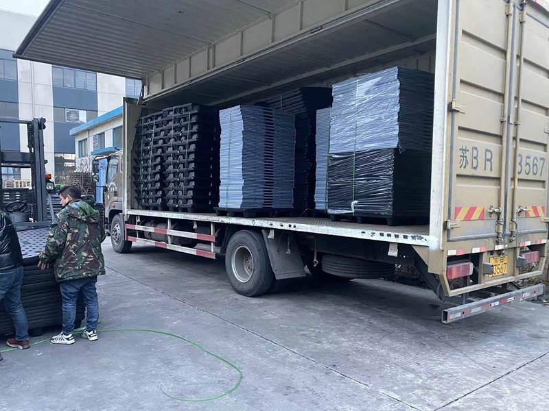 the delivery for plastic pallet box  (4)